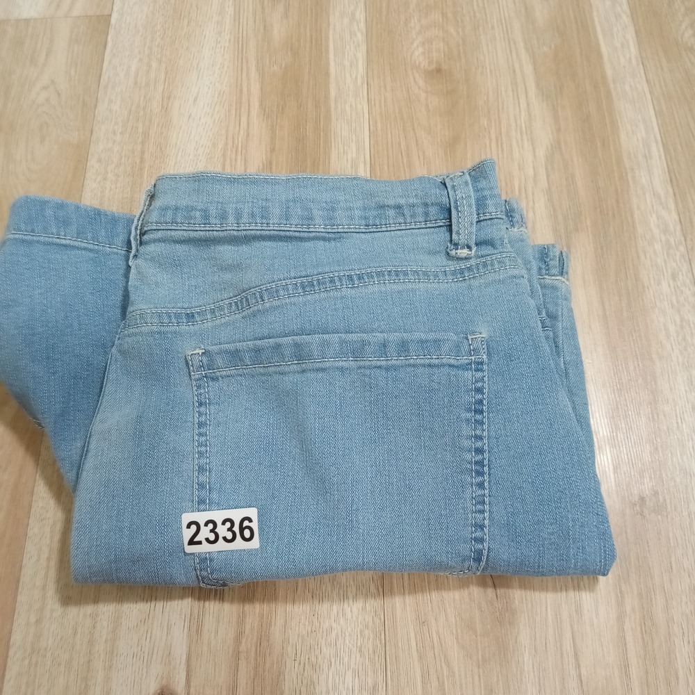 Gloria Vanderbilt Amanda Floral Embroidered Denim Shorts Light Wash Blue Size 14 - Picture 10 of 10
